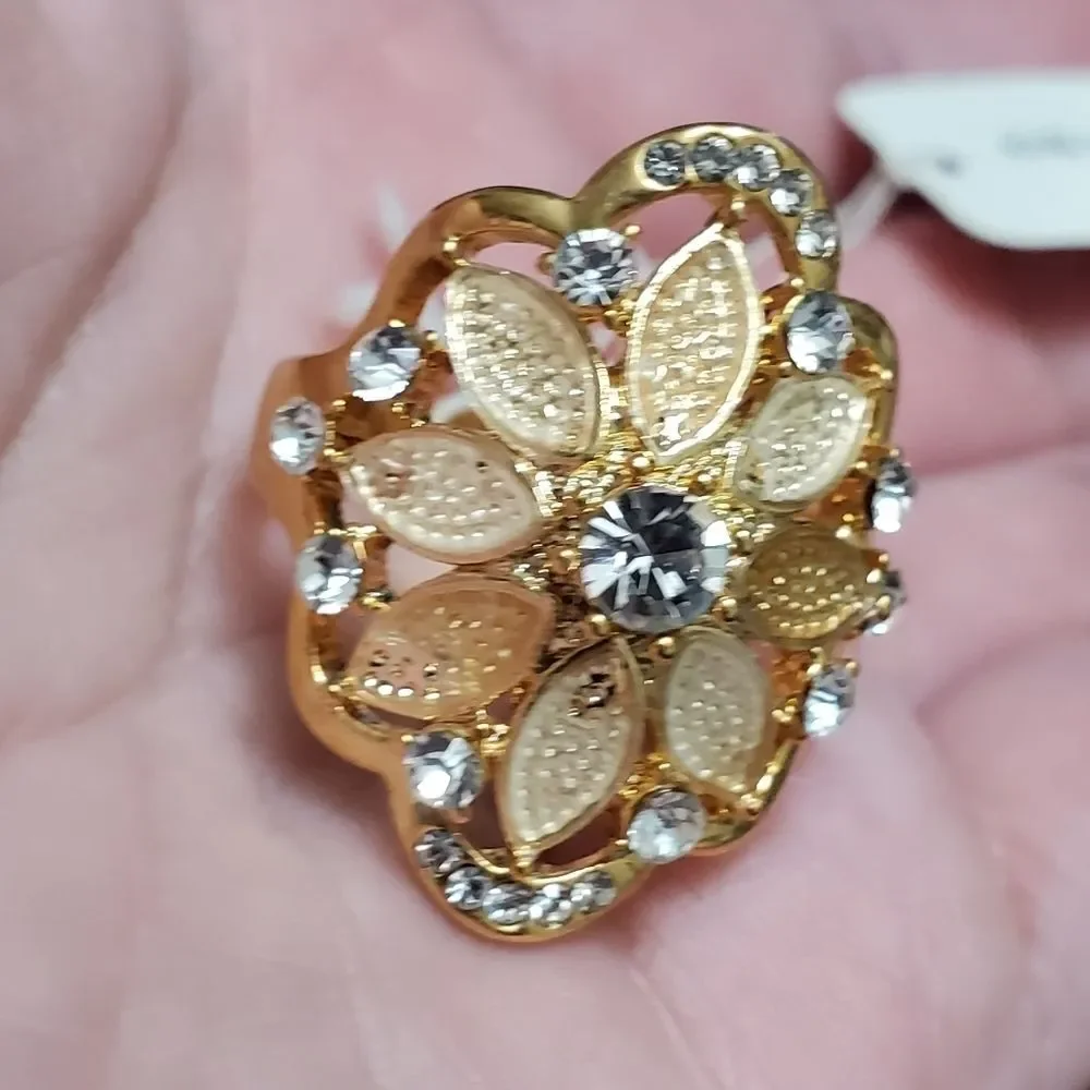 Gold tone rhinestone flower ring size 8.75